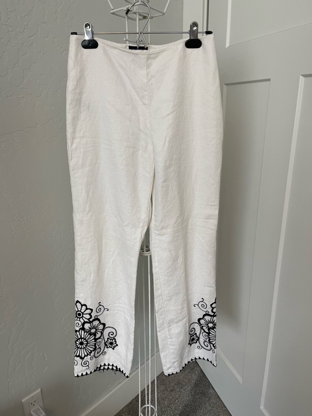 Ann Taylor (size2) White lined linen side zip with embroidered detail in black